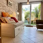 Au Rez-de-chaussee Avec Cour Fleurie, Centre Historique Du Croisic, A 900m - Fr-1-306-916 * ル・クロワジック