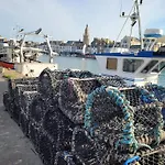 Au Rez-de-chaussee Avec Cour Fleurie, Centre Historique Du Croisic, A 900m - Fr-1-306-916 *