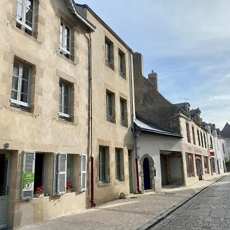 Au Rez-de-chaussee Avec Cour Fleurie, Centre Historique Du Croisic, A 900m - Fr-1-306-916 * Le Croisic