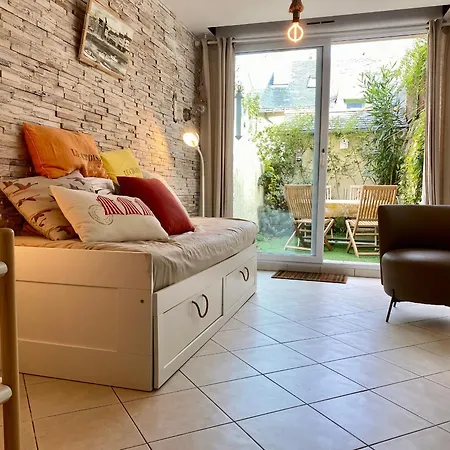 Au Rez-de-chaussee Avec Cour Fleurie, Centre Historique Du Croisic, A 900m - Fr-1-306-916 * Le Croisic