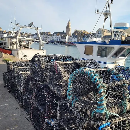 Au Rez-de-chaussee Avec Cour Fleurie, Centre Historique Du Croisic, A 900m - Fr-1-306-916 *