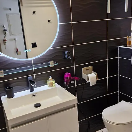 Au Rez-de-chaussee Avec Cour Fleurie, Centre Historique Du Croisic, A 900m - Fr-1-306-916 *