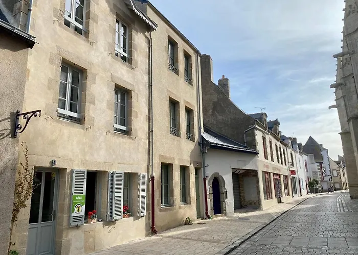 Au Rez-de-chaussee Avec Cour Fleurie, Centre Historique Du Croisic, A 900m - Fr-1-306-916 * Le Croisic