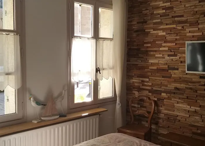 Au Rez-de-chaussee Avec Cour Fleurie, Centre Historique Du Croisic, A 900m - Fr-1-306-916